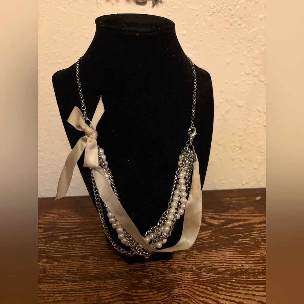CLAIRE’S silver Tone Multi Later Faux Pearls Chains Necklace Ribbon Bow 11” + Ex
